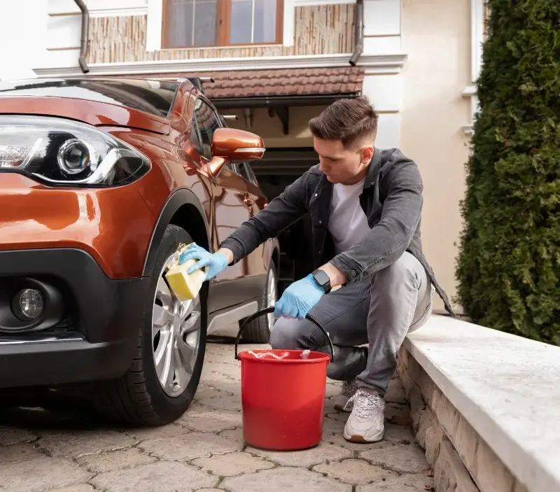 Lavage auto à domicile Le Puy-Sainte-Réparade : professionnel intervenant sur un véhicule